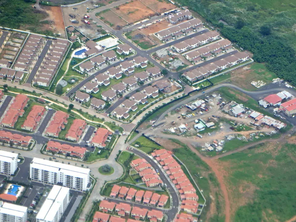Vista aérea de Woodlands, Panamá Pacífico, ya construido: viviendas, calles curvas y la rotonda central.