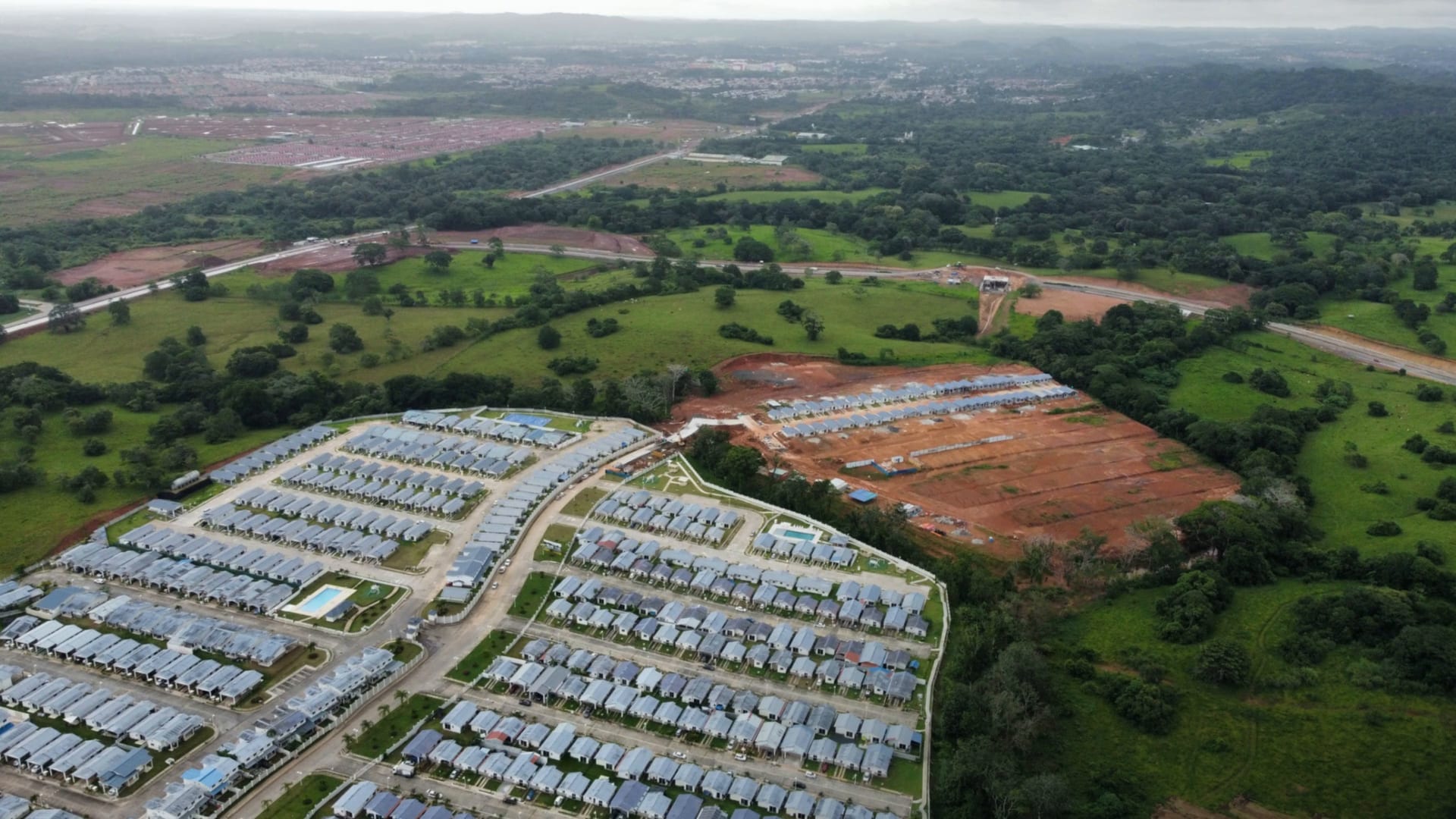 Recorrido aéreo por obras reales de Consultores Urbanos: planes maestros y urbanizaciones en Panamá y Costa Rica.